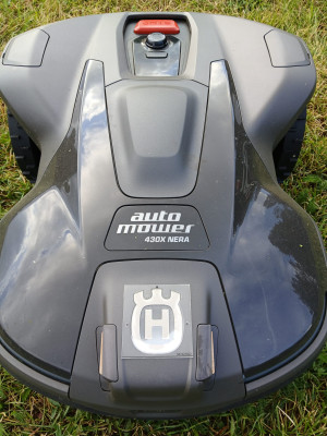 Husqvarna Automower&reg; 430X NERA ar bezvadu tehnoloģiju mazlietots